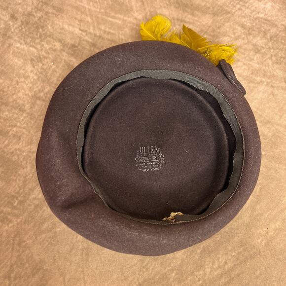 Vintage 40s Ultra Armand Schwab & Co Brown Wool Derby Pill Box Hat Feather Retro - Picture 2 of 7